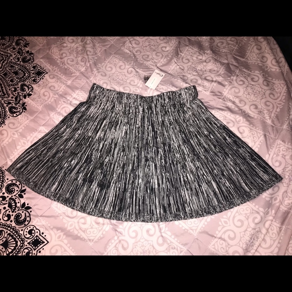 Candie’s Black and Gray Skirt. Large.